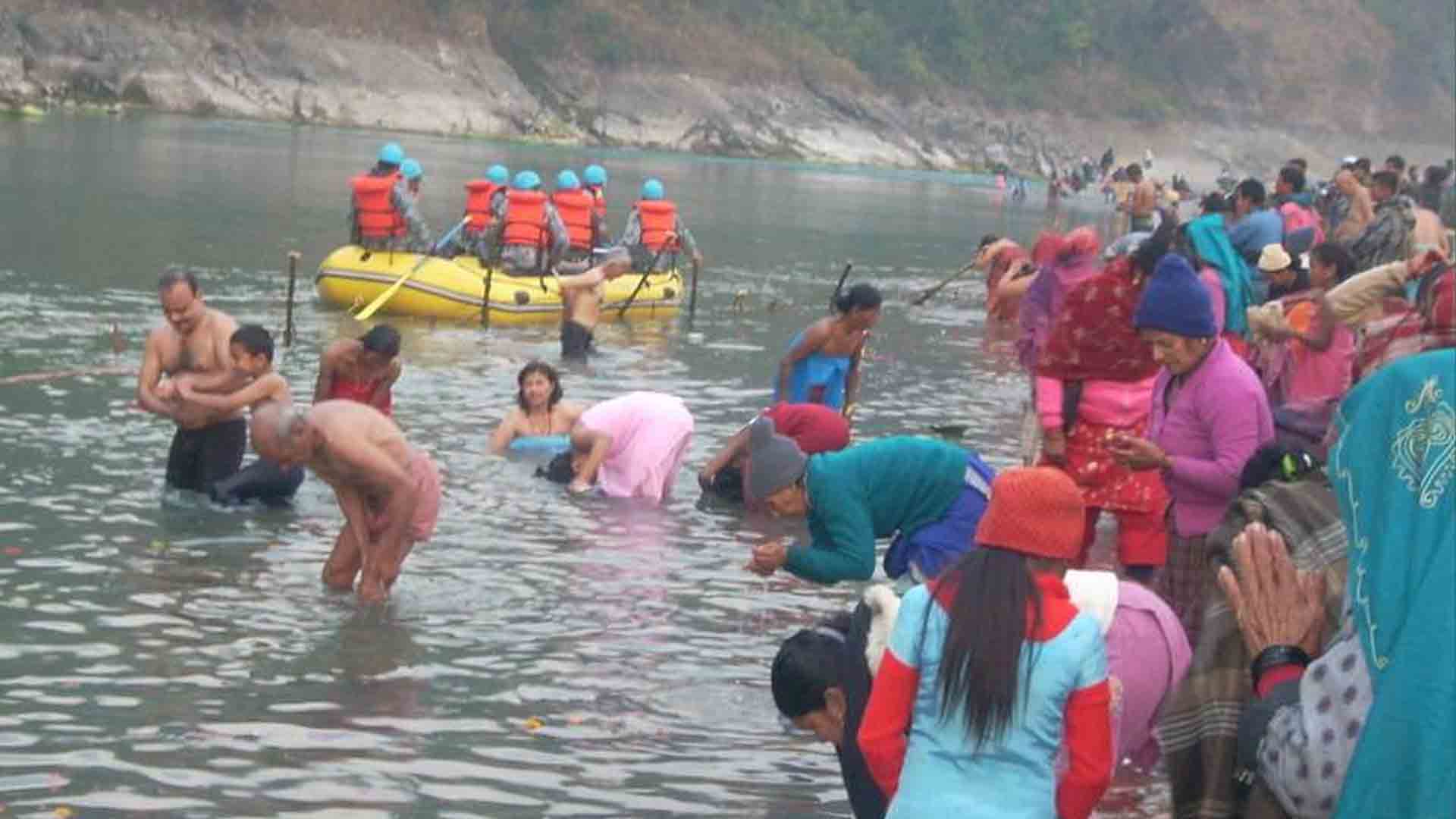 देवघाटमा नुहाउनको लागि निःशुल्क र्याफ्टिङ डुङ्गामा सरर