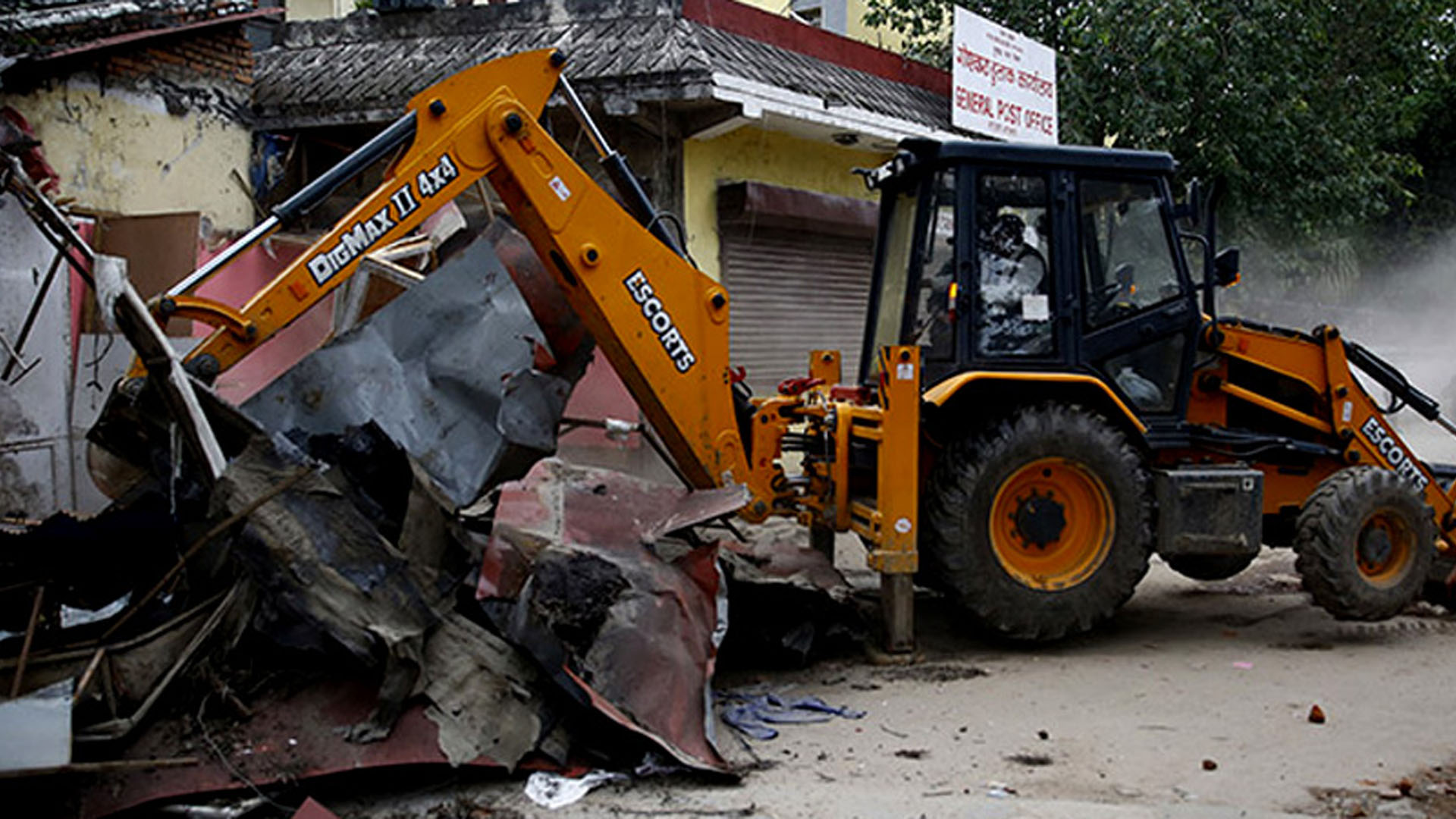 काठमाडौं महानगरका ३९ ठाउँमा चल्यो बालेनको डोजर