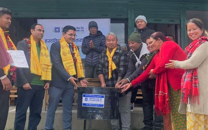 घान्द्रुक फोहोर व्यवस्थापनको लागि ज्योति विकास बैंकद्वारा ६६ वटा डस्टबिन प्रदान