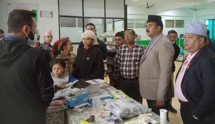 राहत लिएर सांसद घिमिरे र गाउँपालिका अध्यक्ष पौडेल जाजरकोटमा