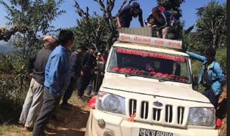 मतदाता प्रभावित पार्न एमालेले बाँड्दै गरेको जस्तापाता नियन्त्रणमा