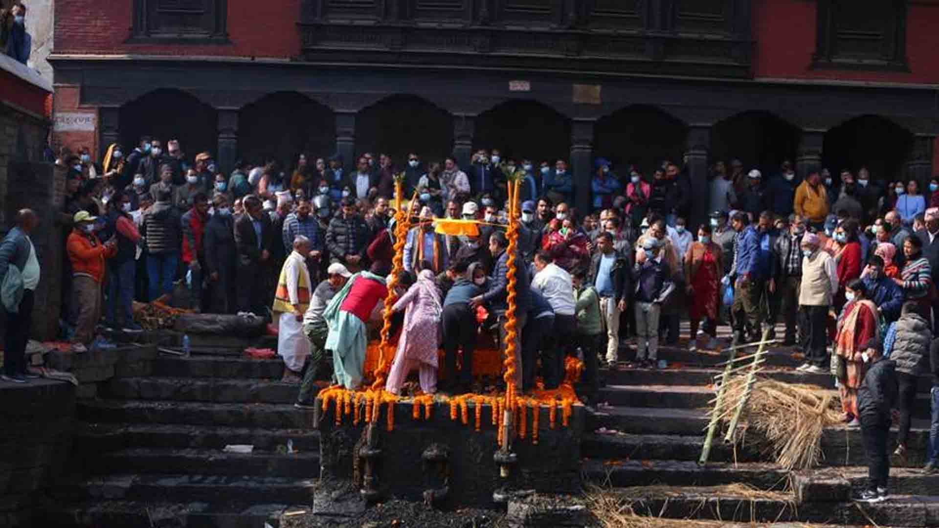 कांग्रेसको झण्डा ओडाएर डा. चन्द्र भण्डारीकी आमा हरिकलाका अन्त्येष्टि
