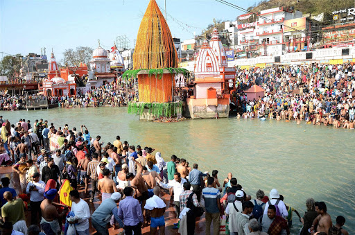 महाशिवरात्रिको रौनकः गङ्गामा लाखौंले गरे “शाही स्नान”