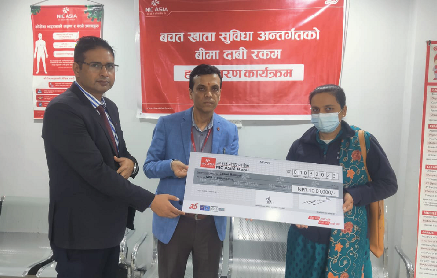 एनआईसी एशिया बैंकद्वारा अर्जुन खरालको परिवारलाई १० लाख हस्तान्तरण