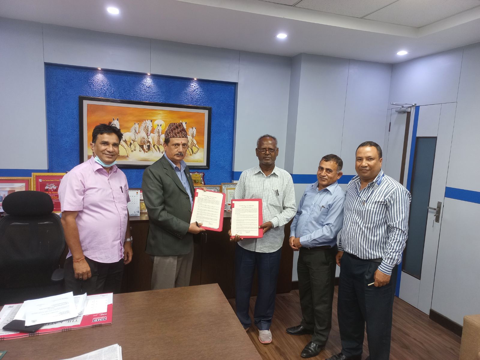 अजोड इन्स्योरेन्स कम्पनी र बटेश्वर गाउँपालिका कार्यालयबीच सम्झौता