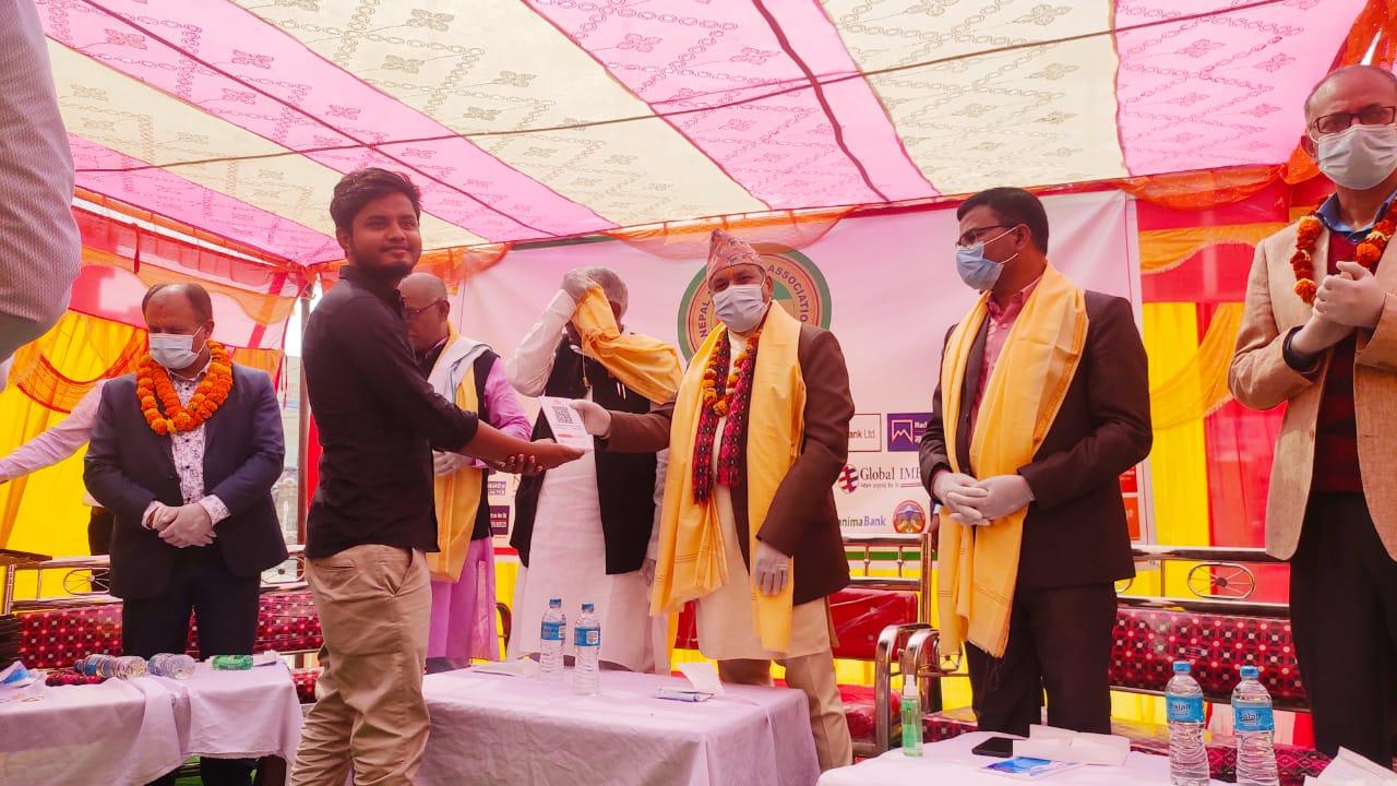 तीन सय मर्चेन्टहरुलाई क्यूआर कोड हस्तान्तरण