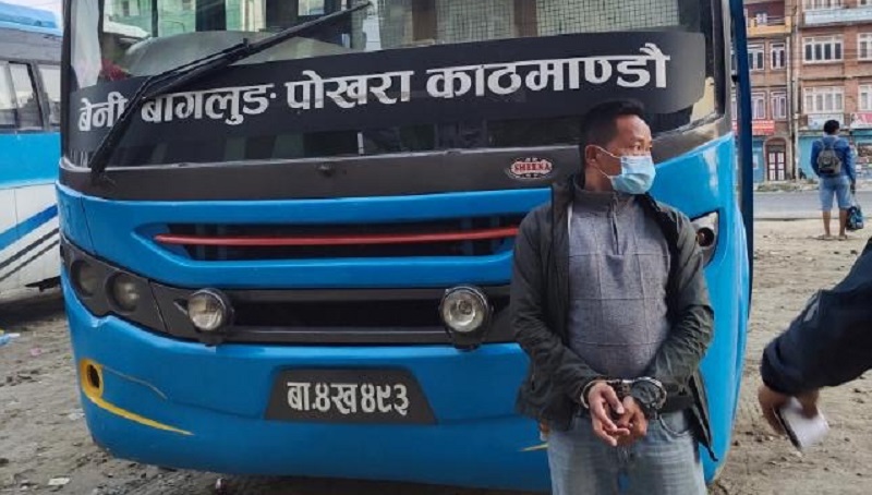 यात्रुसँग बढि भाडा लिने बसपार्कबाट पक्राउ
