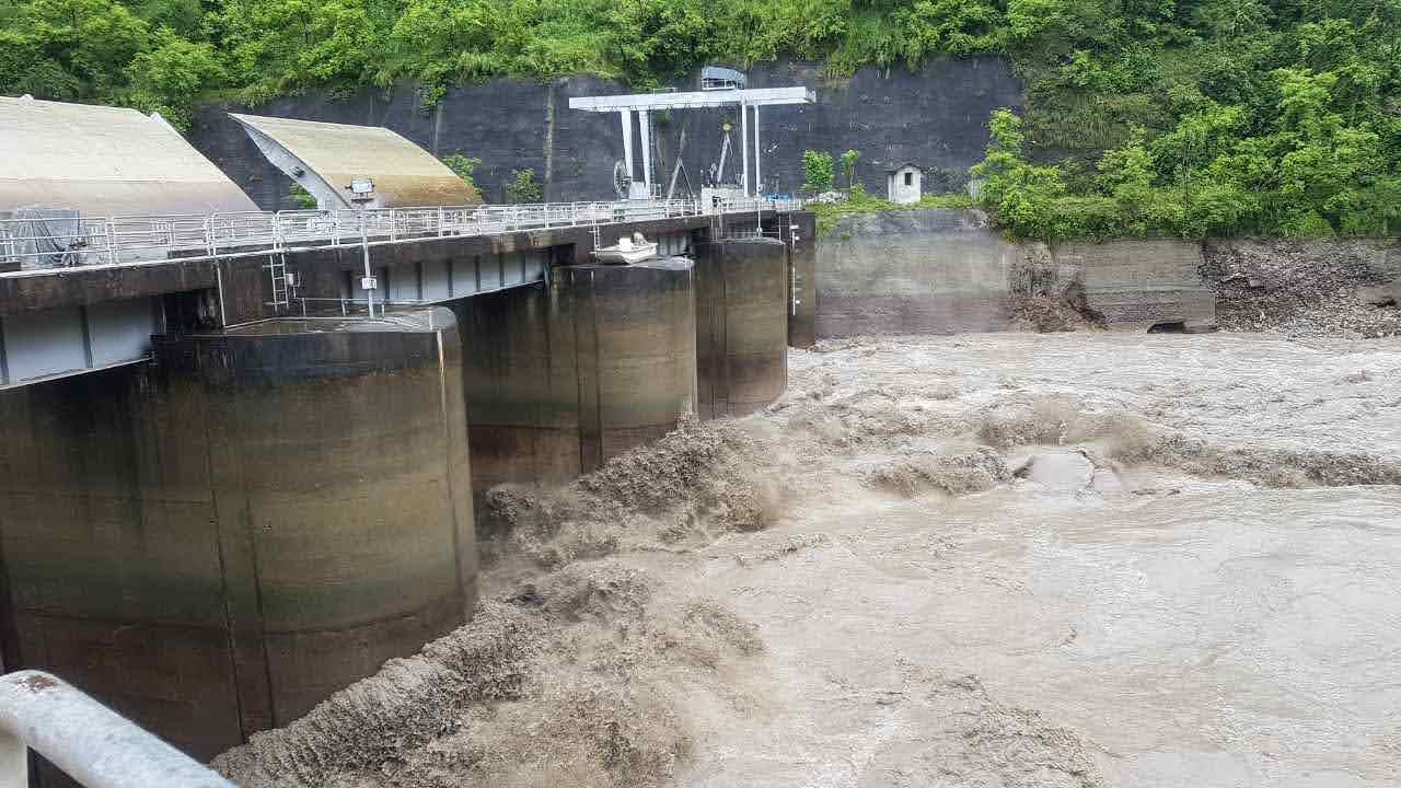 वर्षाका कारण करिब ५ सय मेगावाट विद्युत् उत्पादन बन्द, बन्दोबस्ती मिलाउन विद्युत् आयात