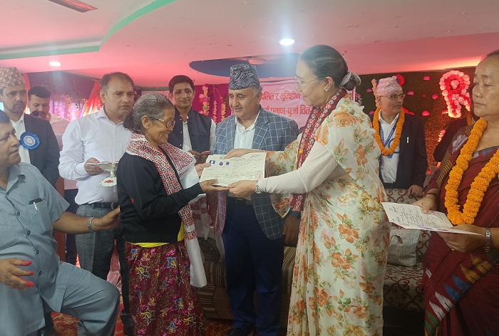 मोरङमा भूमिहीन दलित र सुकुम्वासीका ३६ घरपरिवारलाई लालपूर्जा वितरण