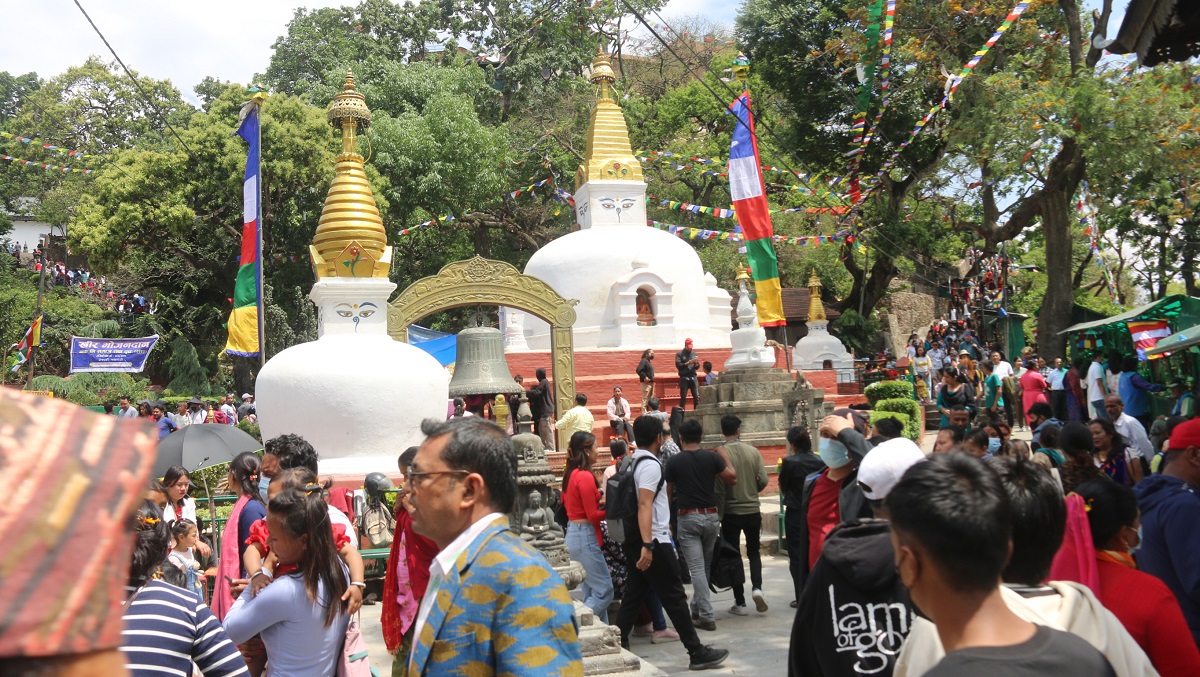 बौद्ध तीर्थस्थलमा दर्शनार्थीको घुइँचो (फोटो फिचर)