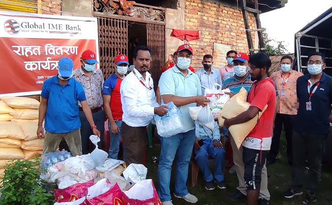 ग्लोबल आइएमई बैंकद्वारा बाढी पिडितलाई राहत वितरण
