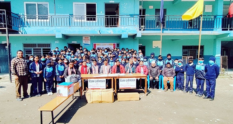 महालक्ष्मी विकास बैंकद्वारा विद्यालयलाई साइन्स ल्यावका लागि आवश्यक सामाग्रीहरु प्रदान