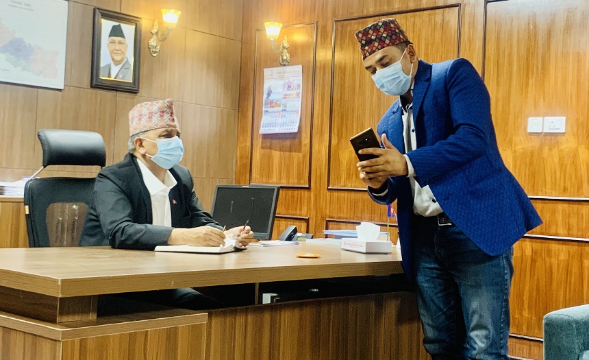 उपप्रधानमन्त्री पोखरेलका सामू किन भावुक भए धुर्मुस ?