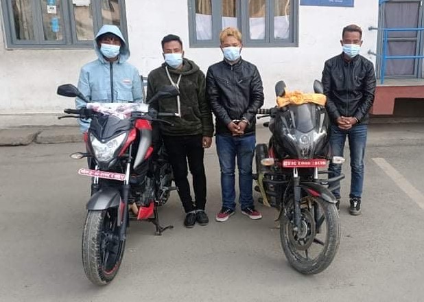 चार जना मोटर साइकल चोर पक्राउ
