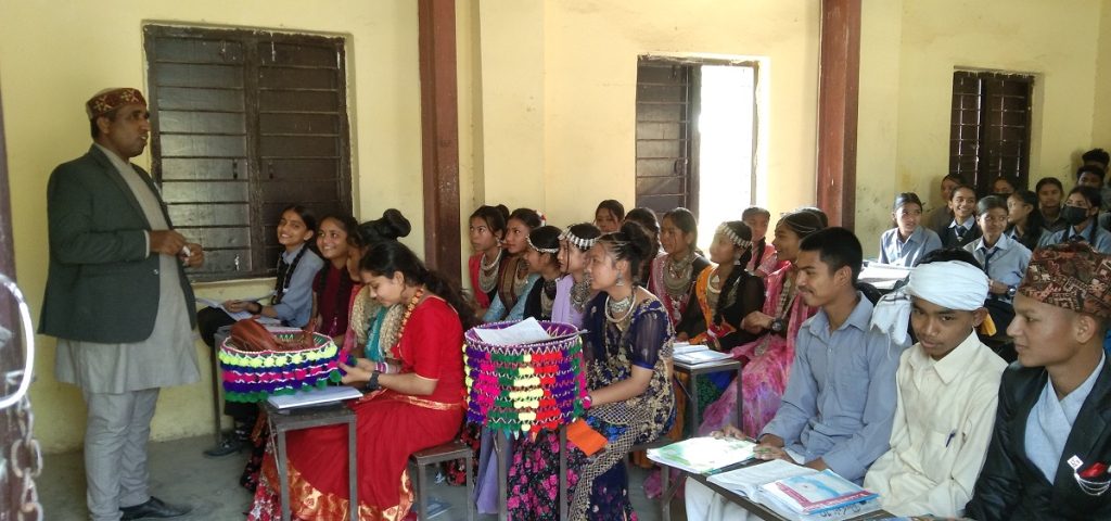 शिक्षक–विद्यार्थी सांस्कृतिक वेशभूषामा विद्यालय पुगेपछि...