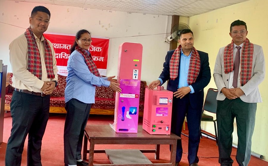सनराइज बैंकद्वारा विभिन्न विद्यालयहरुमा ‘प्याड एटिएम’ हस्तान्तरण