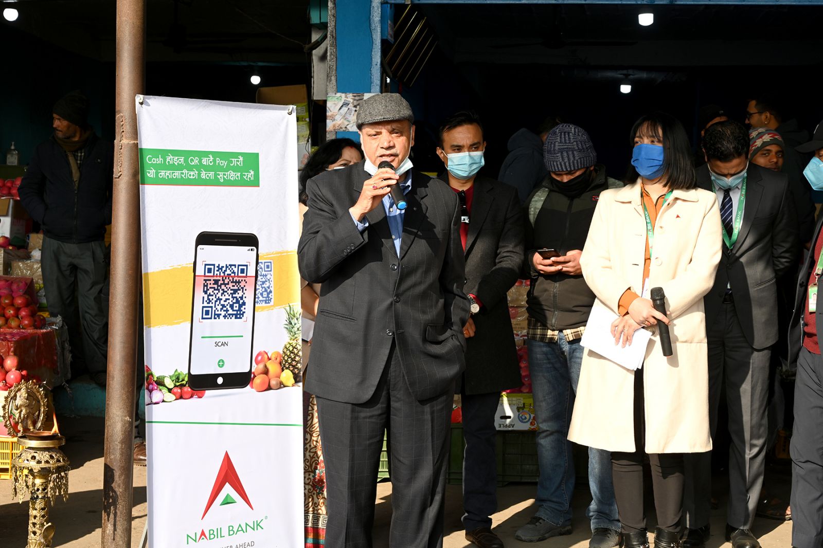 कुलेश्वरको फलफूल बजारमा नबिल बैंकको क्यूआर भुक्तानी सेवा
