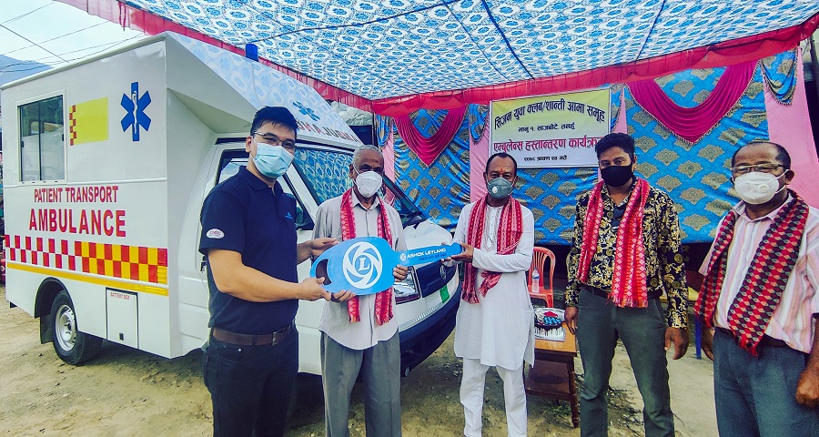 अशोक लेलैण्डद्वारा एम्बुलेन्स हस्तान्तरण