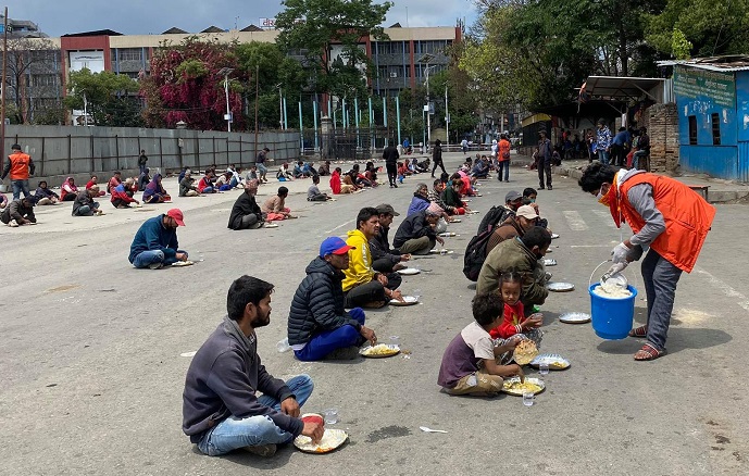 गोरखनाथ आश्रम दैनिक हजारौं मजदुर श्रमिकहरुलाई खाना खुवाउदै