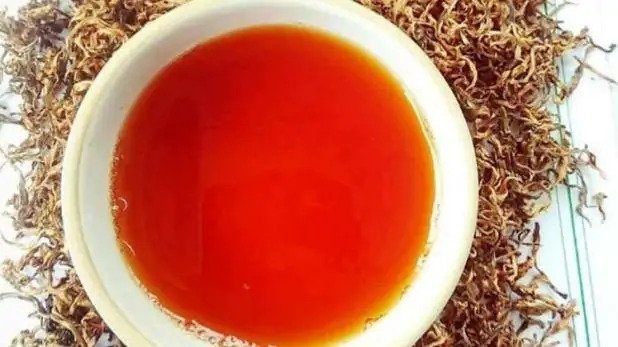 कसले पिउँछ हजुर यति महँगो चिया ?
