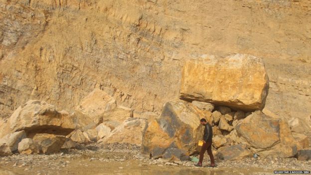 यसरी पत्रकारहरूलाई मजदुरी गर्न बाध्य पारियो