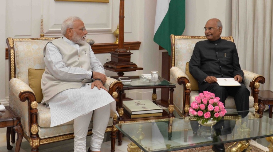 मोदीले दिए राजीनामा