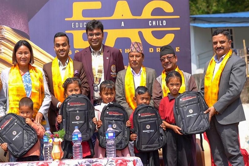 महालक्ष्मी विकास बैंकले विद्यार्थीलाई दियो झोला