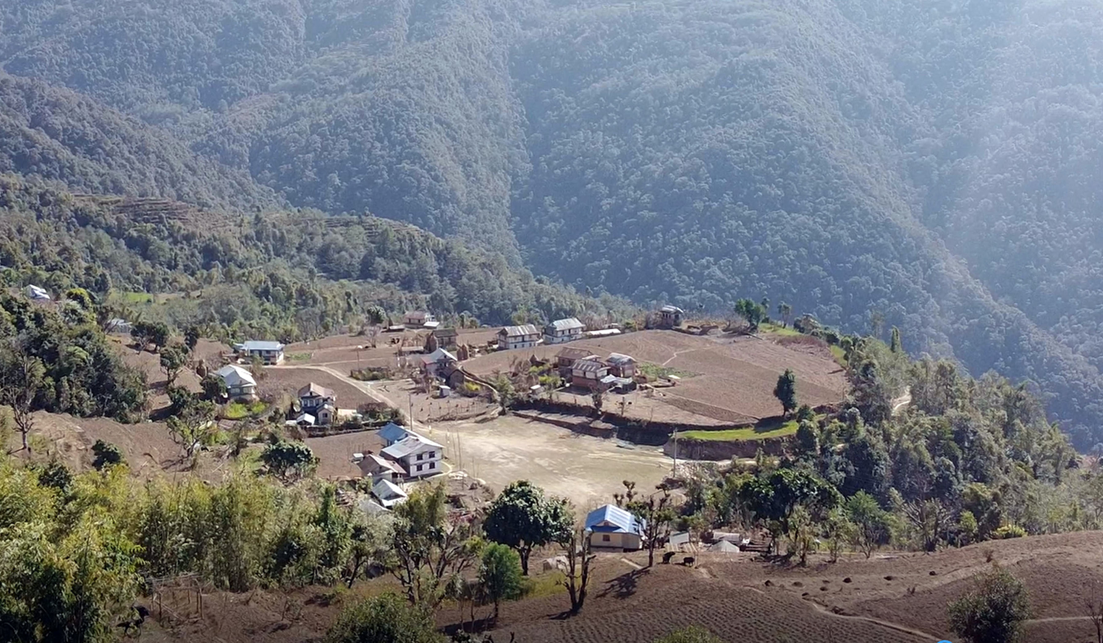 [तस्बिरमा हेर्नुहोस्] चारैतिर घना जङ्गलले घेरिएको गुरुङ गाउँ