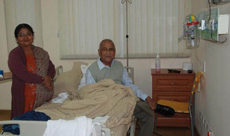 प्रधानमन्त्री ओलीलाई शिक्षण अस्पताल लग्दै