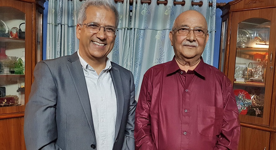 रविन्द्र मिश्रलाई केपी ओलीले दिए दुई रुपैयाँका एक मुठ्ठी सिक्का