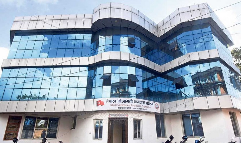 एमाले कर्मचारीबीच भवन कब्जा गर्ने नाममा दुई पक्षको भिडन्त