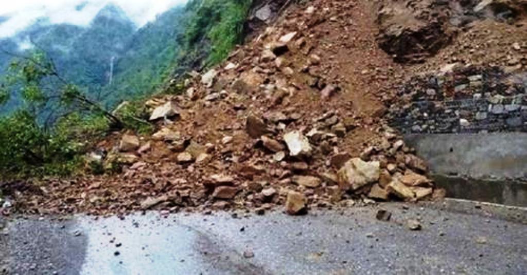 काभ्रेपलाञ्चोकमा पहिरोको जोखिम अध्ययन गर्दै भूगर्भविद्
