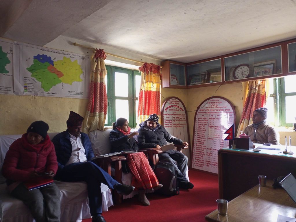छड्के हान्दै सरकारी कार्यालयहरुमा सांसद कठायत