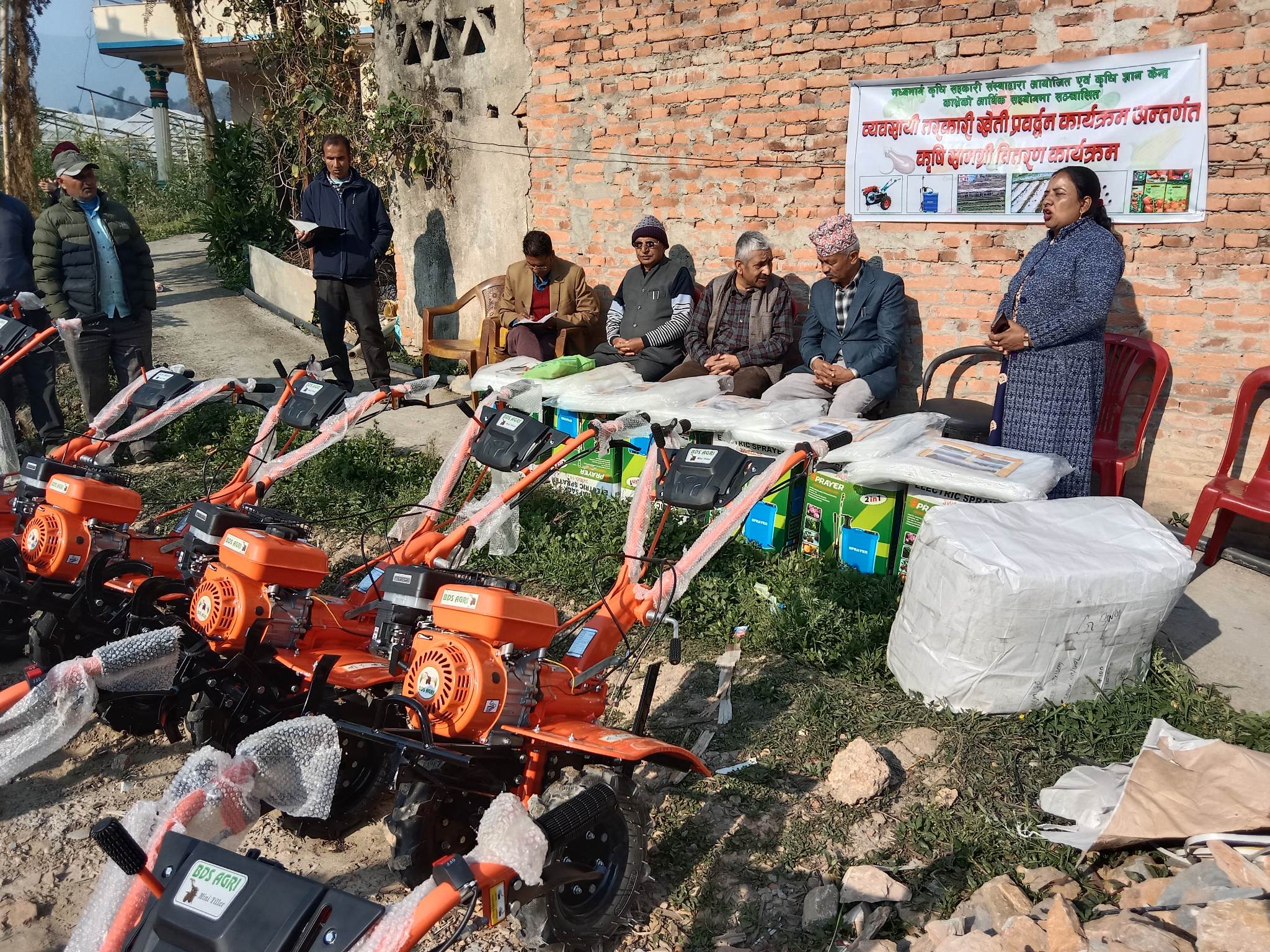 मध्यमार्ग कृषि सहकारीले किसानलाई अनुदानमा दियो कृषि सामाग्री