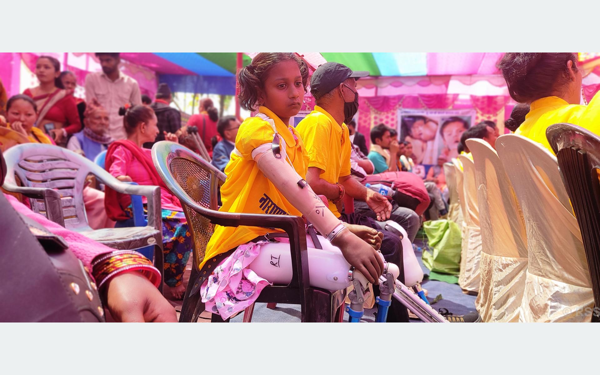 कृत्रिम हातखुट्टा पाउँदा मक्ख छिन् जन्मँदै हातखुट्टा नभएकी लक्ष्मी