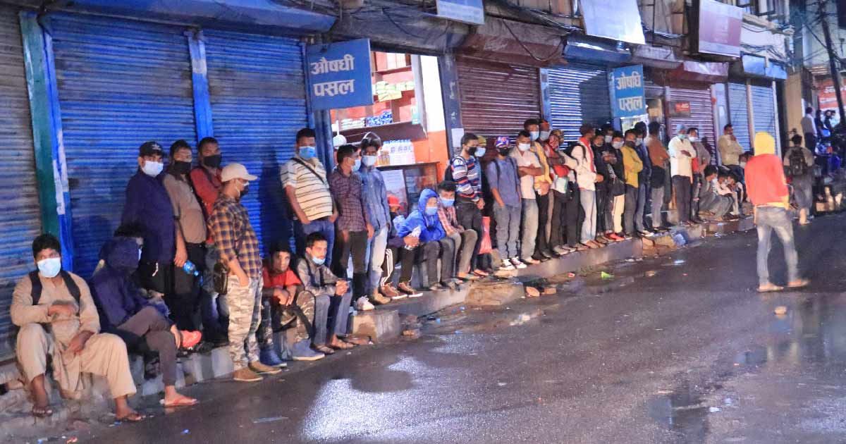 खोप लगाएको प्रमाण लिनलाई रातभरी लाइनमा