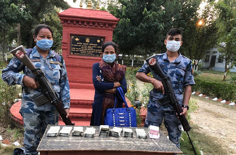 भारतीय अवैध प्रतिबन्धित रुपैया सहित एक महिला पक्राउ