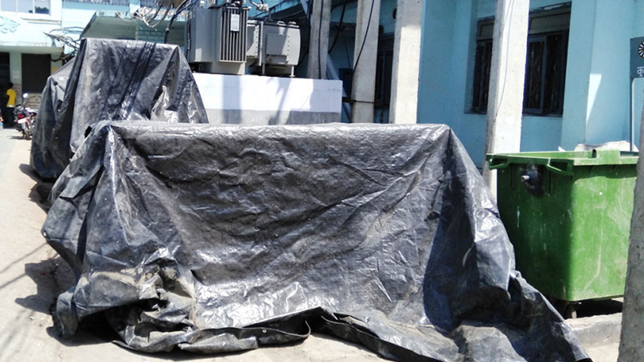 प्रशासनको लापरवाहीका कारण ३० करोडको एमआरआई मेसिन खुला आकाशमुनि