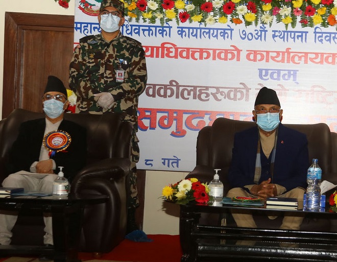 प्रधानमन्त्री र प्रधानन्यायाधीश एउटै कार्यक्रममा खासखुस गर्दै