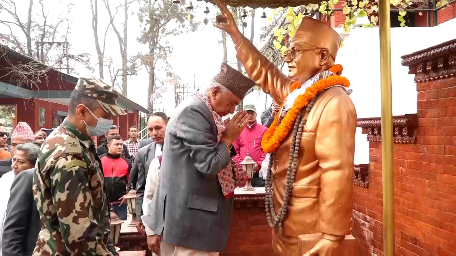 राष्ट्रपति रामचन्द्र पौडेलद्वारा पुष्पलाल र कृष्णप्रसादको सालिकमा माल्यार्पण
