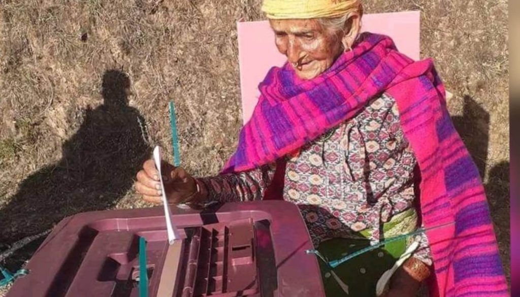 मतदानमा १०० वर्ष कटेका वृद्धवृद्धाले देखाए यस्तो जोश