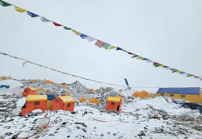अनुकूल मौसमको प्रतीक्षामा सयौं सगरमाथा आरोही