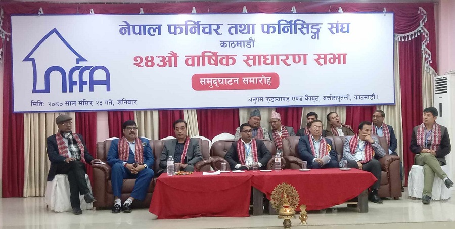 कुहिएर खेर गएको काठबारे सरकारले चासो नदिएको व्यवसायीको गुनासो