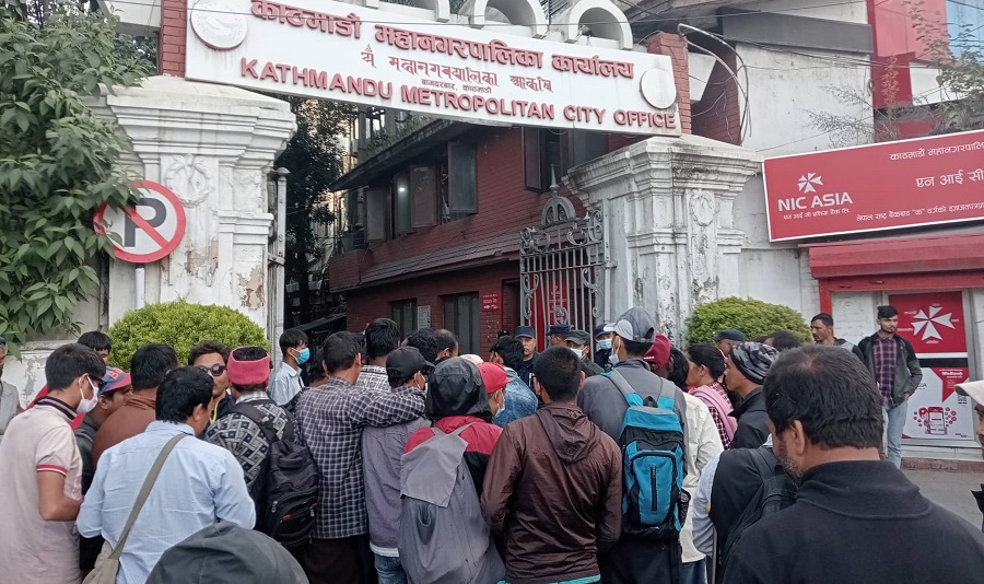 सडकबाट हटाइएका नागरिकहरुले महानगर कार्यालय घेरे