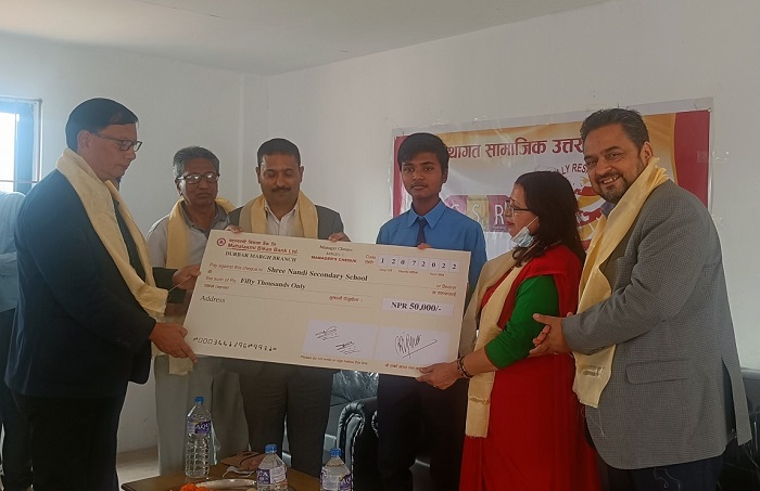 महालक्ष्मी विकास बैंकद्वारा लक्ष्मण बाबु जेहेन्दार छात्रवृत्ती वितरण