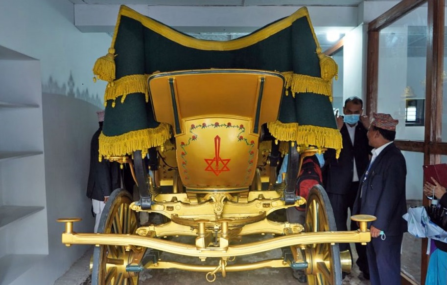 स्वर्गीय राजा वीरेन्द्रले  प्रयोग गरेको बग्गी हुर्न पाइने