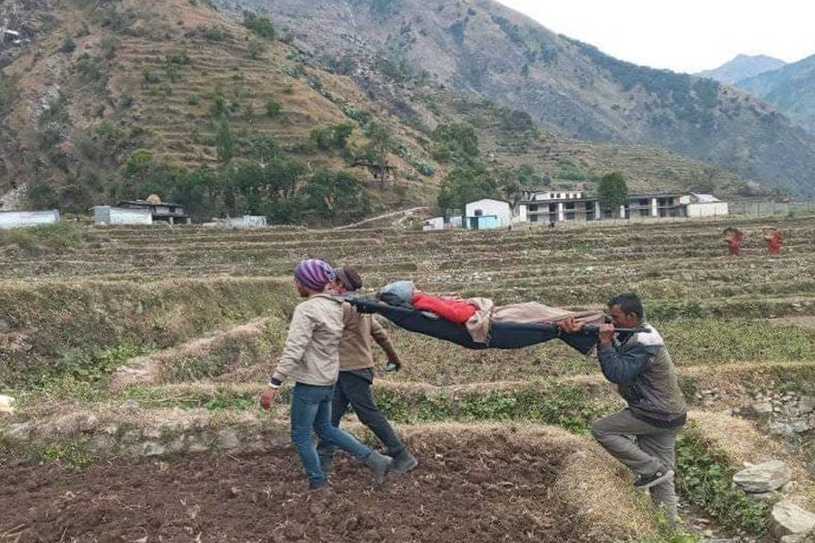 बैंकमार्फत दिइने सामाजिक सुरक्षाभत्ताः शारीरिक अशक्तता भएकालाई बोकेर पुर्याउनु पर्ने बाध्यता
