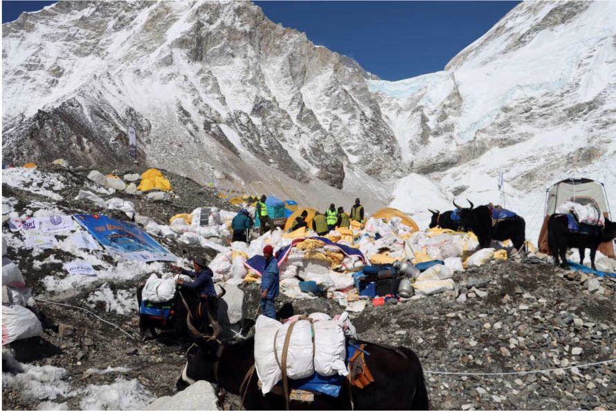 नेपाली सेनाद्वारा अन्नपूर्ण हिमालबाट तीन हजार छ सय किलो फोहोर संकलन