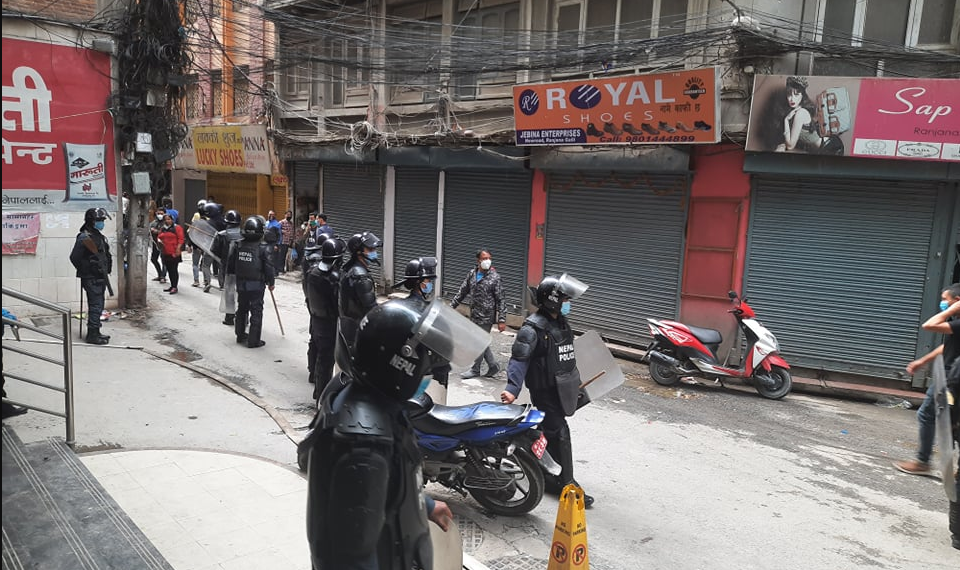 न्यूरोड क्षेत्रमा प्रहरी र व्यापारीहरुबीच तनाब उत्पन्न