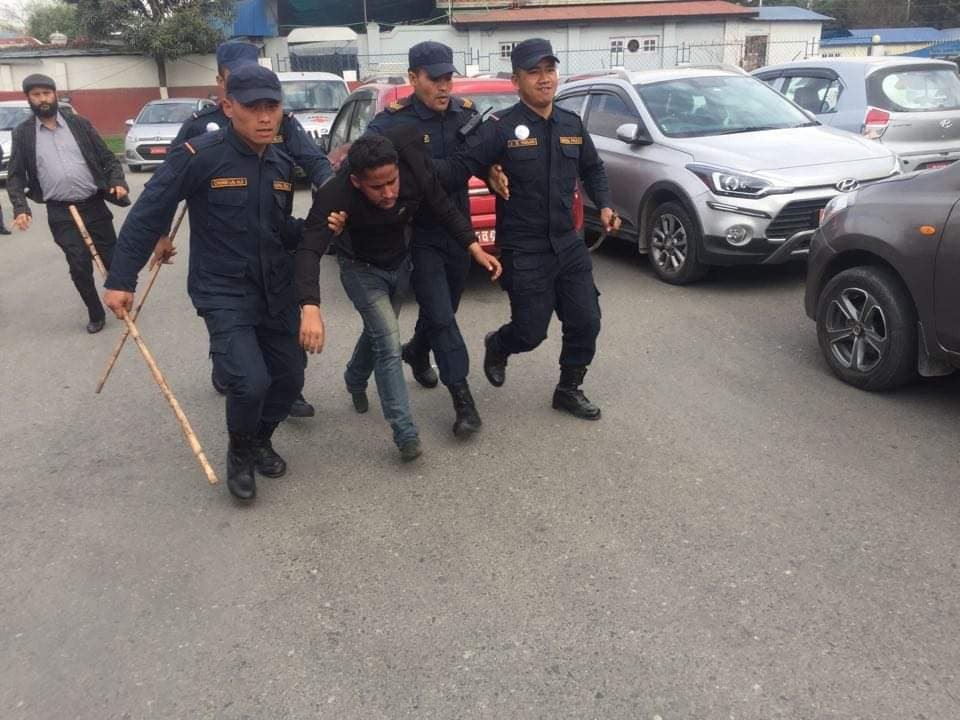 को हुन् प्रचण्डलाई जुत्ता हान्ने युवा ?